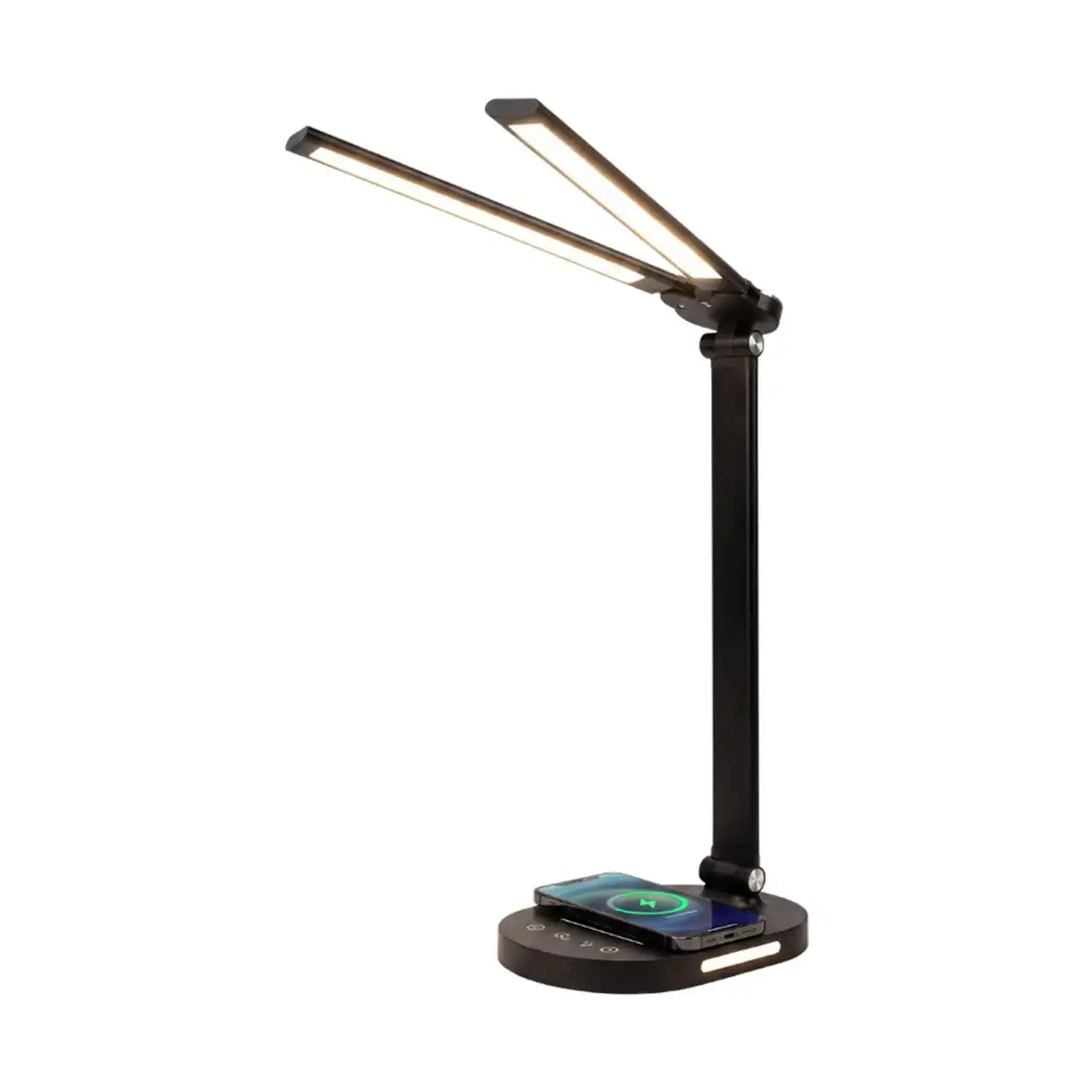 De Stane bureaulamp met twee LED-armen op een witte achtergrond; beide armen zijn uitgeklapt en op de voet ligt een telefoon draadloos te laden.