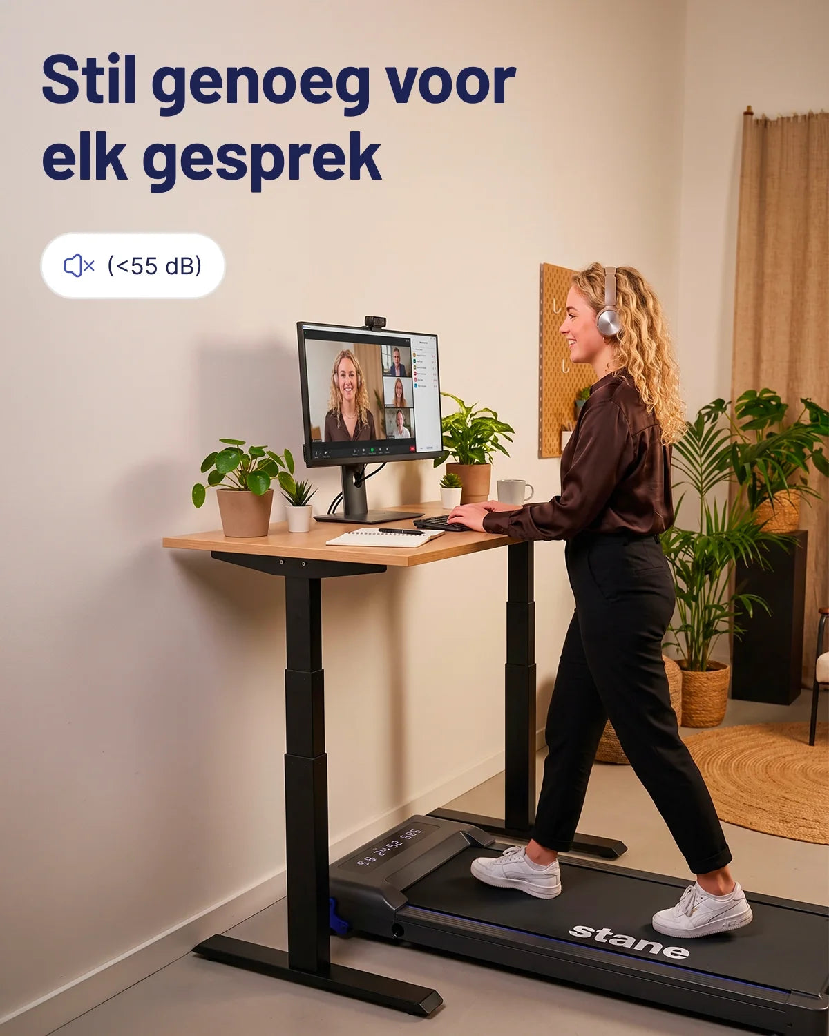 Stil genoeg voor elk gesprek, onder 55 dB: thuiswerker loopt rustig op de Stane loopband tijdens een videocall.