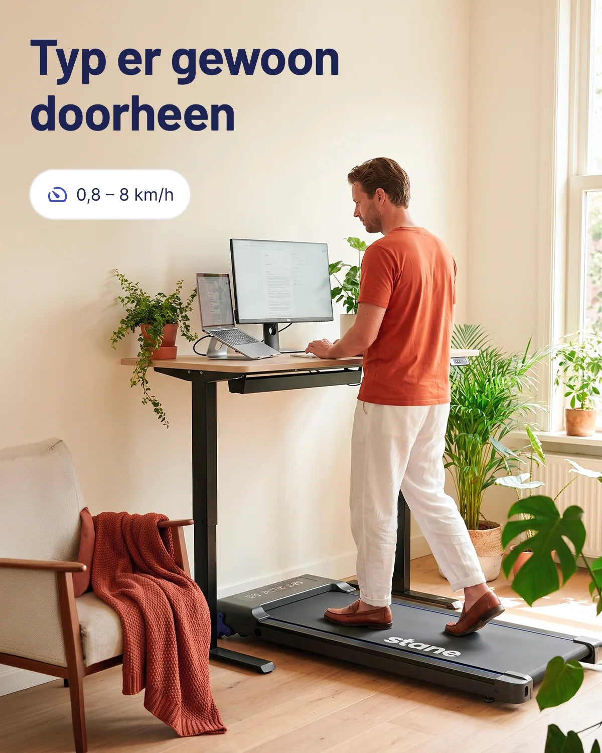 Typ er gewoon doorheen, van 0,8 tot 8 km/u: thuiswerker typt op de laptop terwijl hij op de Stane loopband wandelt.