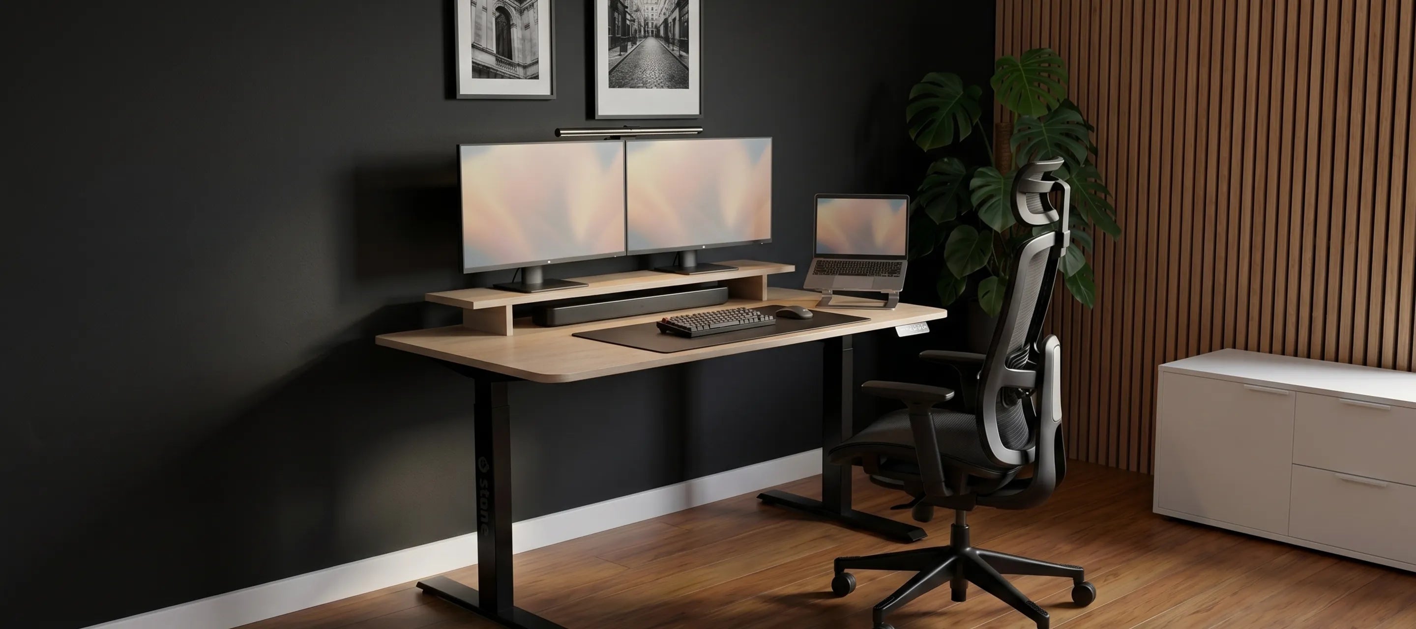 De Stane Premium aan een eiken bureau in een ruime thuiswerkkamer met wollen vloerkleed en middaglicht.