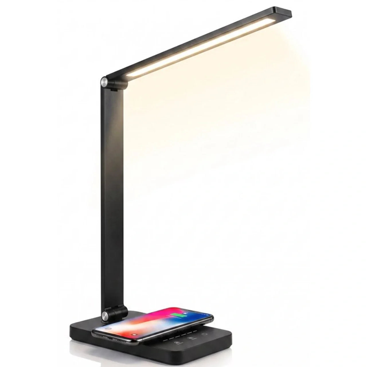 De Stane bureaulamp met één LED-arm op een witte achtergrond; op de voet ligt een telefoon draadloos te laden.