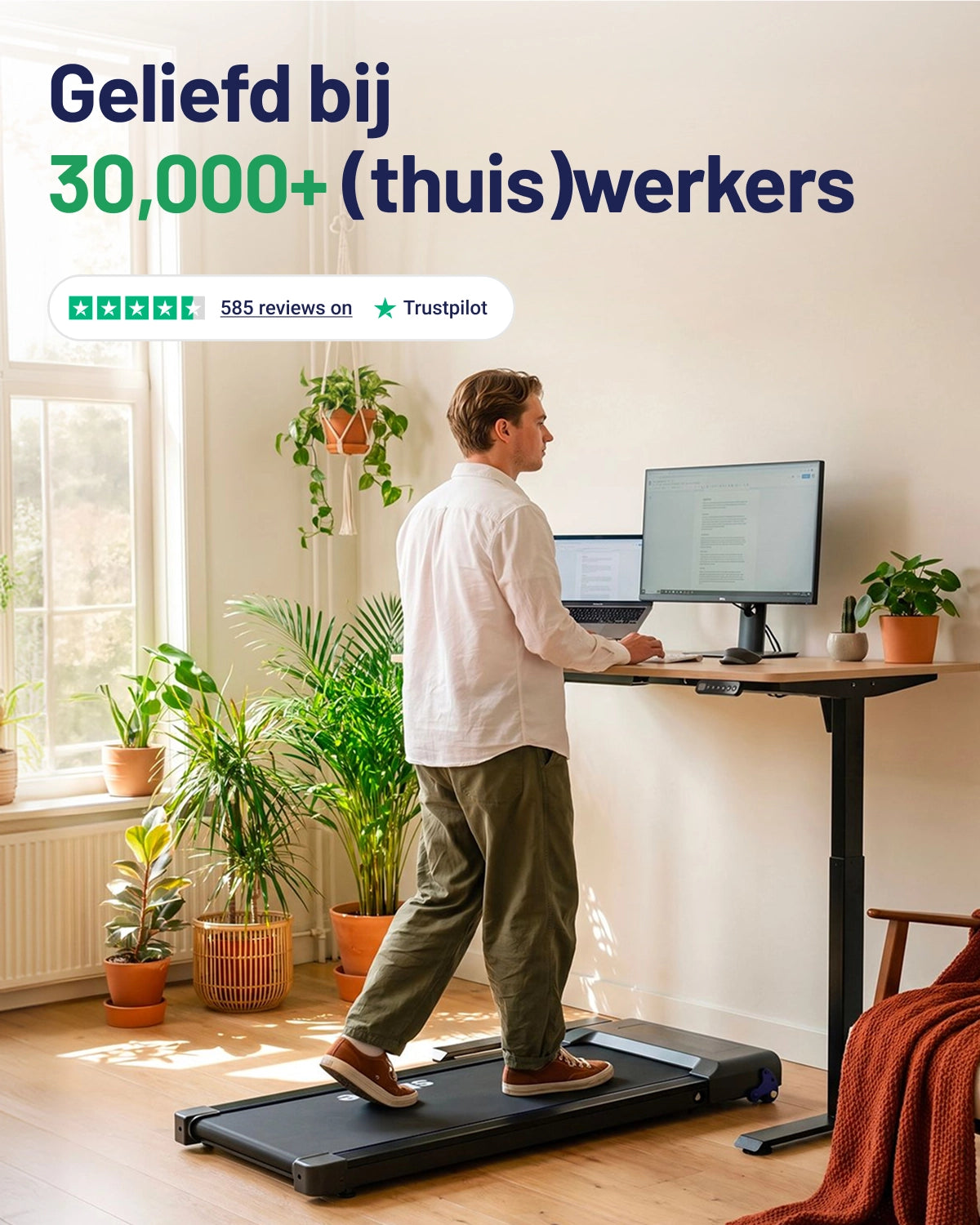 Geliefd bij 30.000+ werknemers, met 585 reviews op Trustpilot: thuiswerker wandelt op de Stane loopband aan een licht bureau.