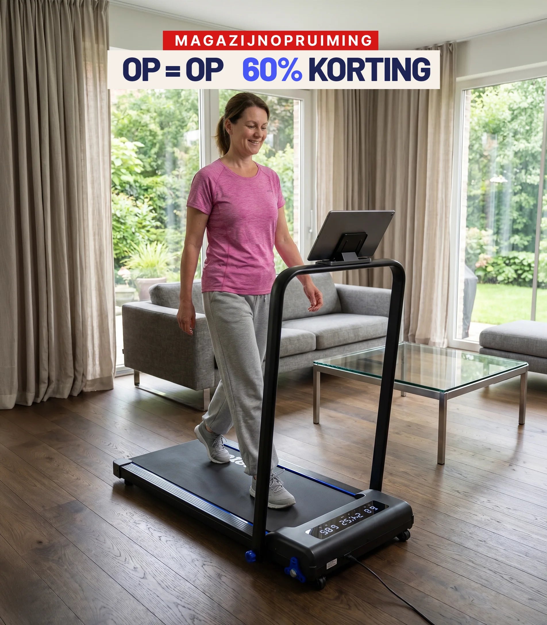 Vrouw loopt rustig op de Stane opvouwbare loopband in een lichte woonkamer. In beeld: magazijnopruiming, op = op, 60% korting