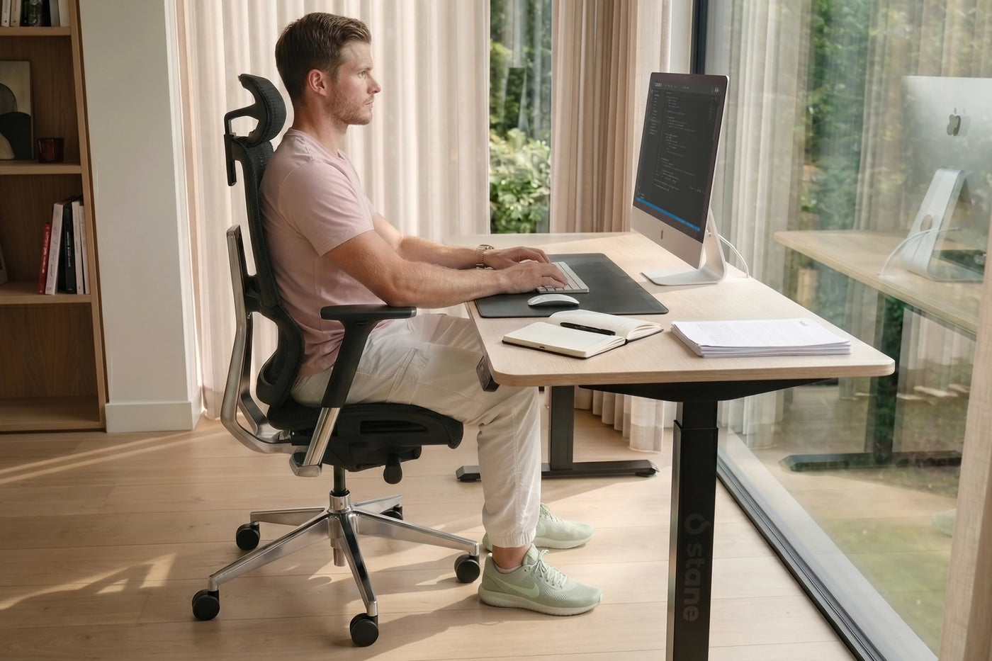Zijaanzicht van iemand aan een bureau, met de vier steunzones aangewezen