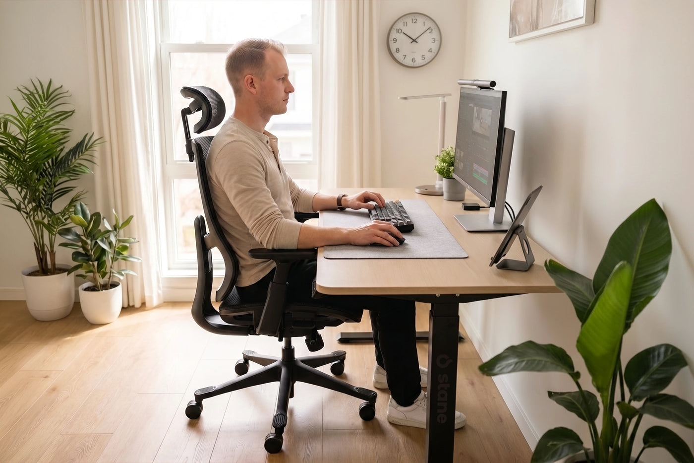 Zijaanzicht van iemand aan een bureau, met de vier steunzones aangewezen