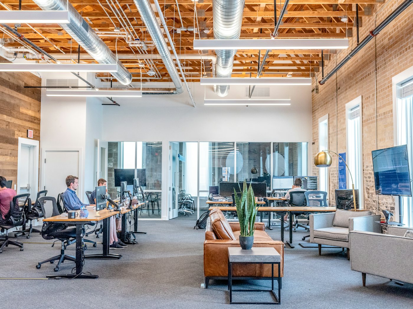 Modern kantoor met ergonomische bureaustoelen en zit-sta bureaus