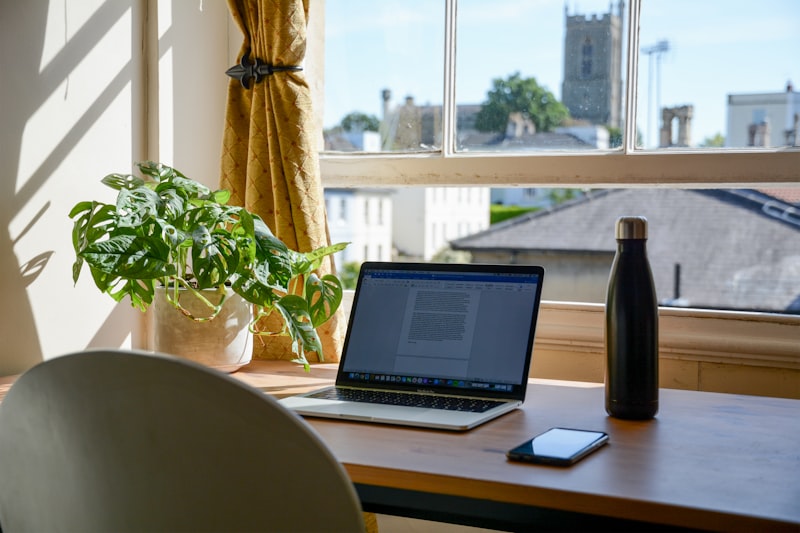 Ergonomische thuiswerkplek met bureaustoel en bureau