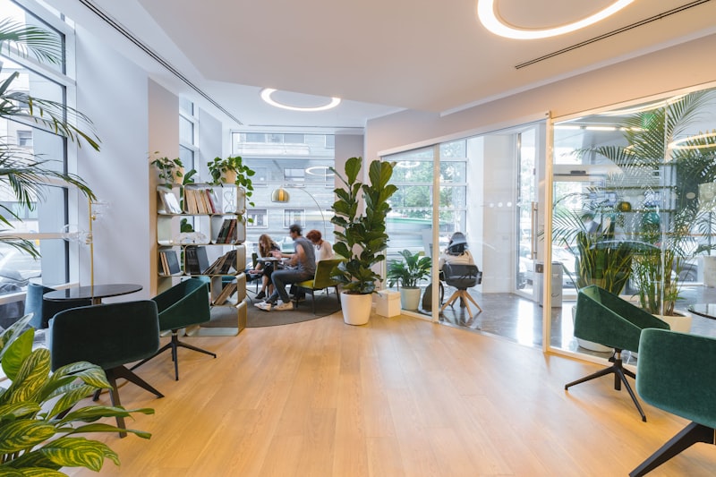 Professionele kantoorruimte met ergonomische werkplekken